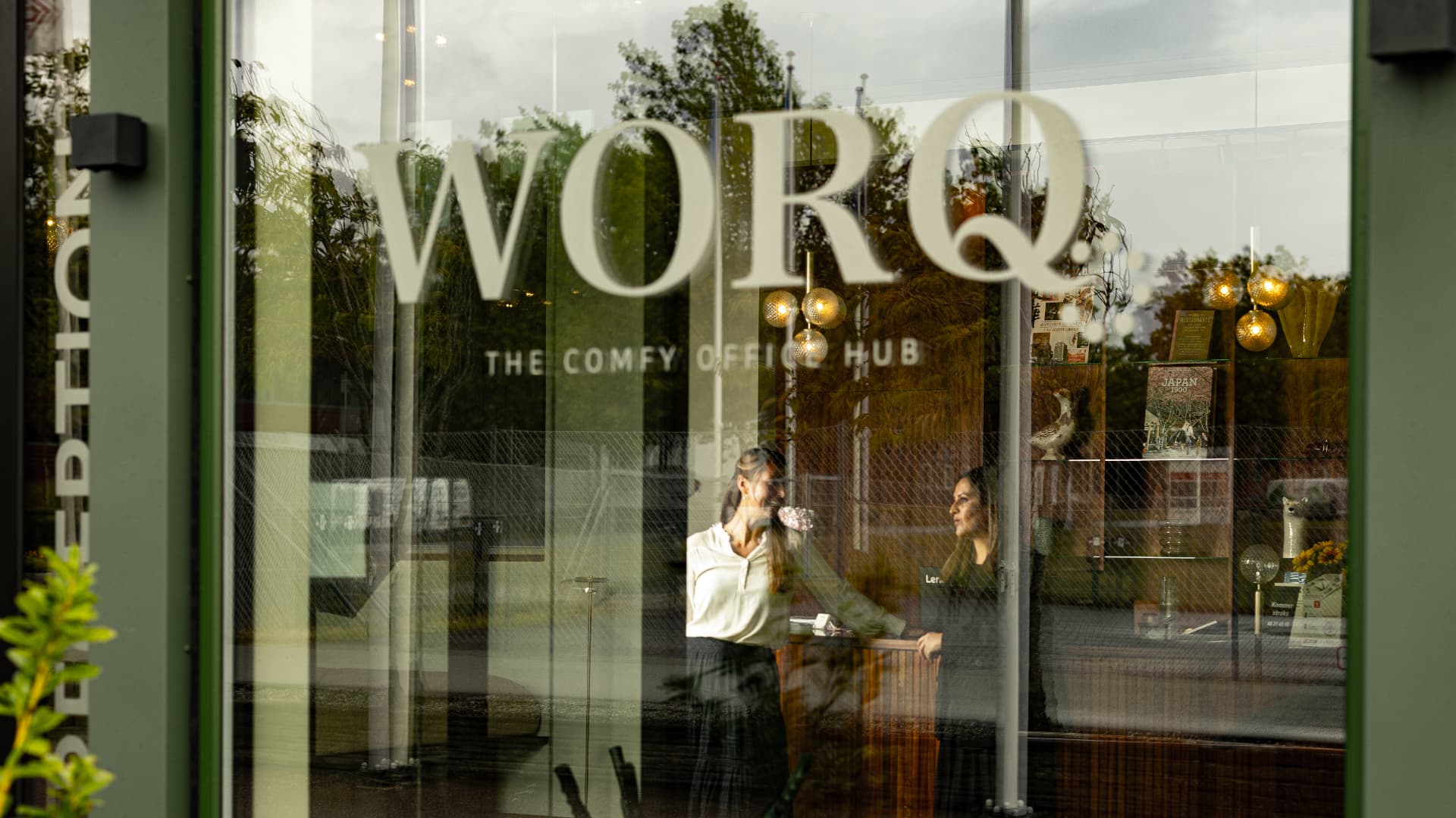 WORQ kontorhub — receptionen set gennem glasfacaden